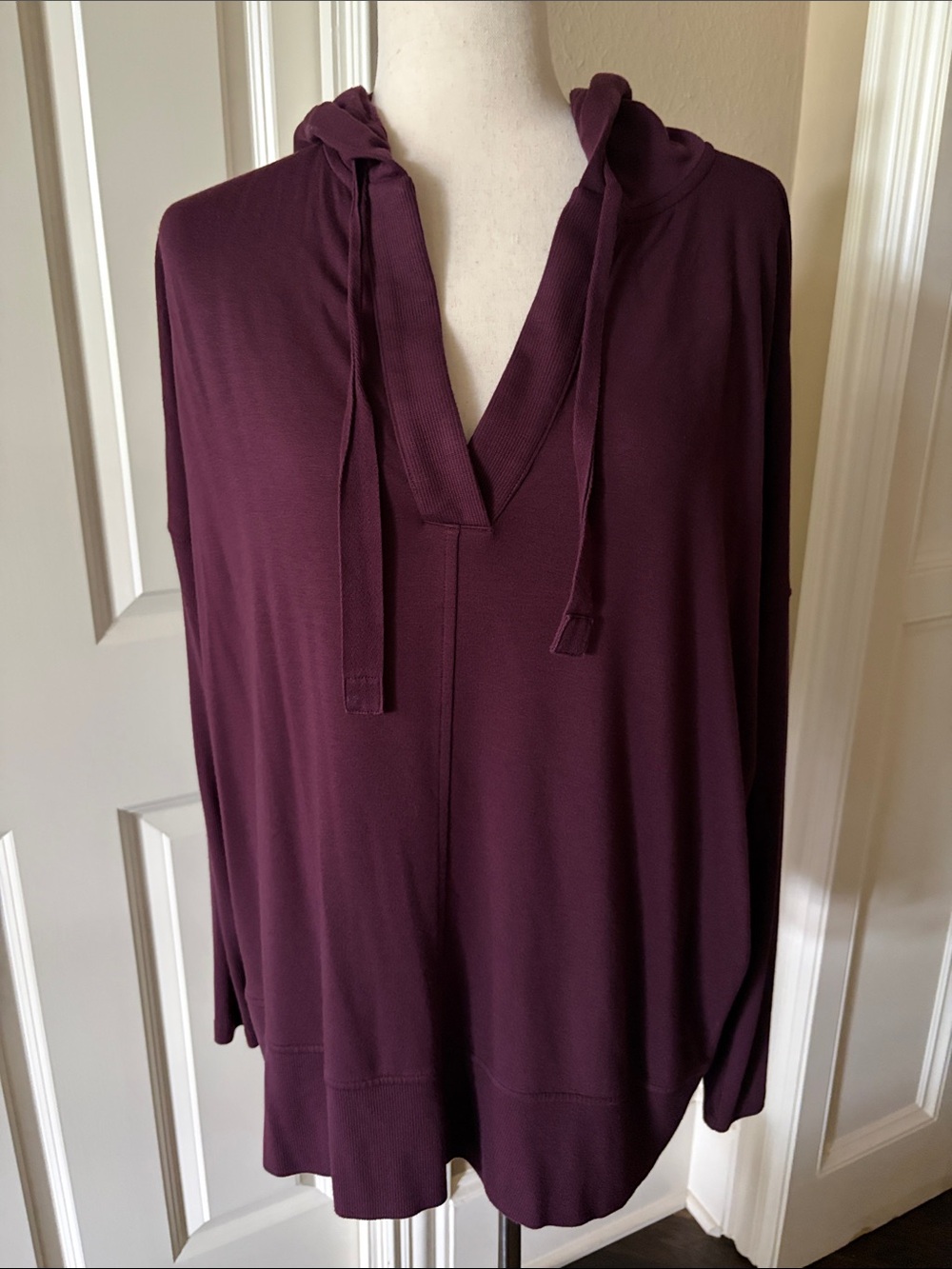Lou & Grey Signature Soft Hooded V-Neck Longsleeve Pullover Wine M